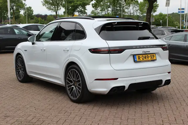 Porsche Cayenne view 3