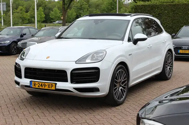 Porsche Cayenne view 6