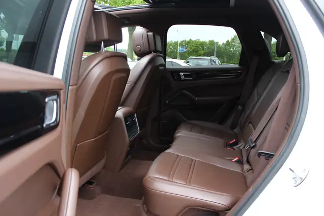 Porsche Cayenne view 11