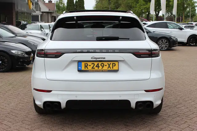 Porsche Cayenne view 15