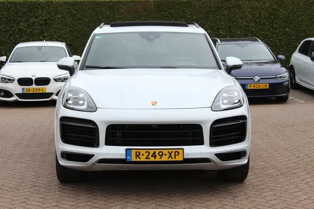 Porsche Cayenne view 8