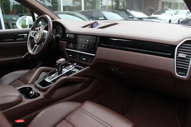 Porsche Cayenne view 13