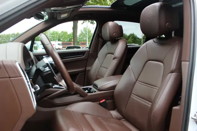 Porsche Cayenne view 4
