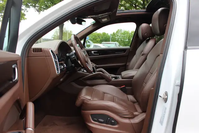 Porsche Cayenne view 10