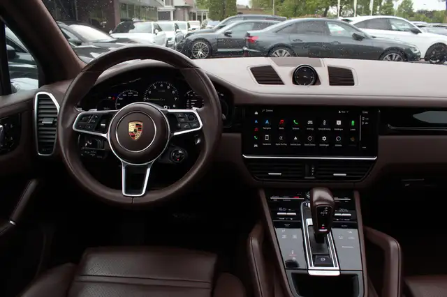 Porsche Cayenne view 9