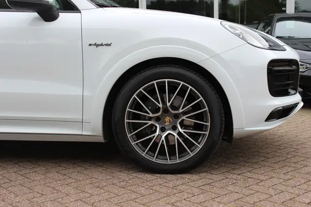 Porsche Cayenne view 14