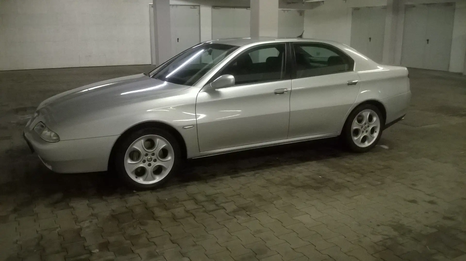 Alfa Romeo 166 Distinctive Silber - 1