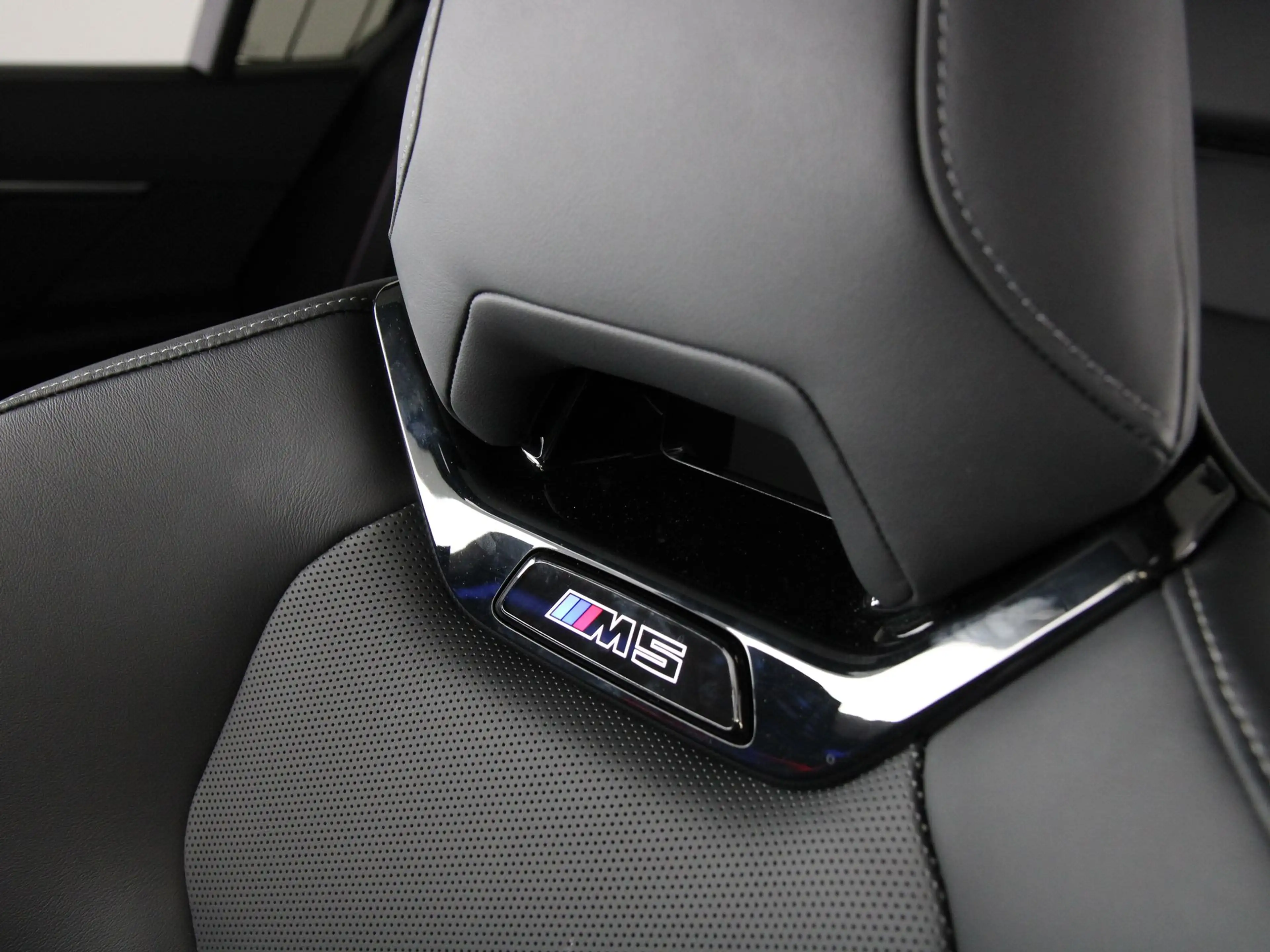 BMW M5 Sedan — photo 7