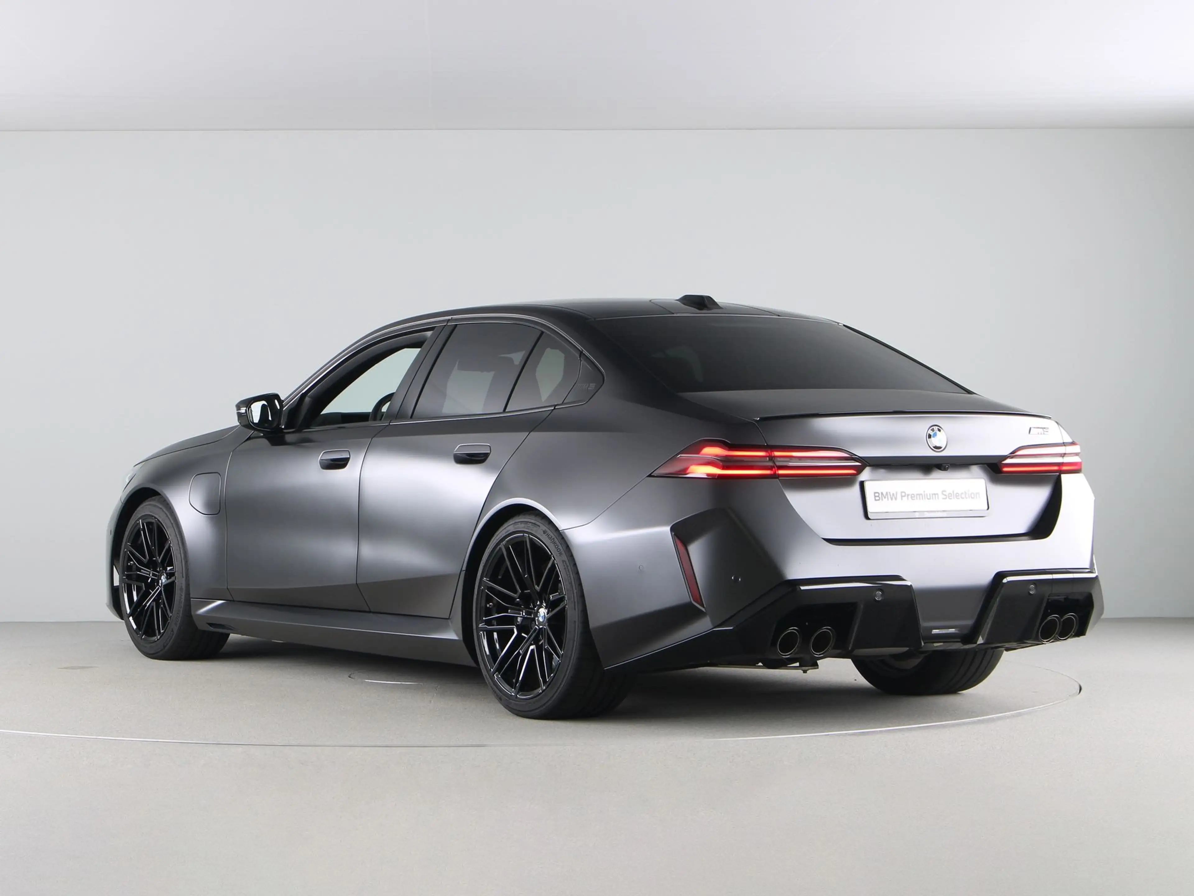 BMW M5 Sedan — photo 13