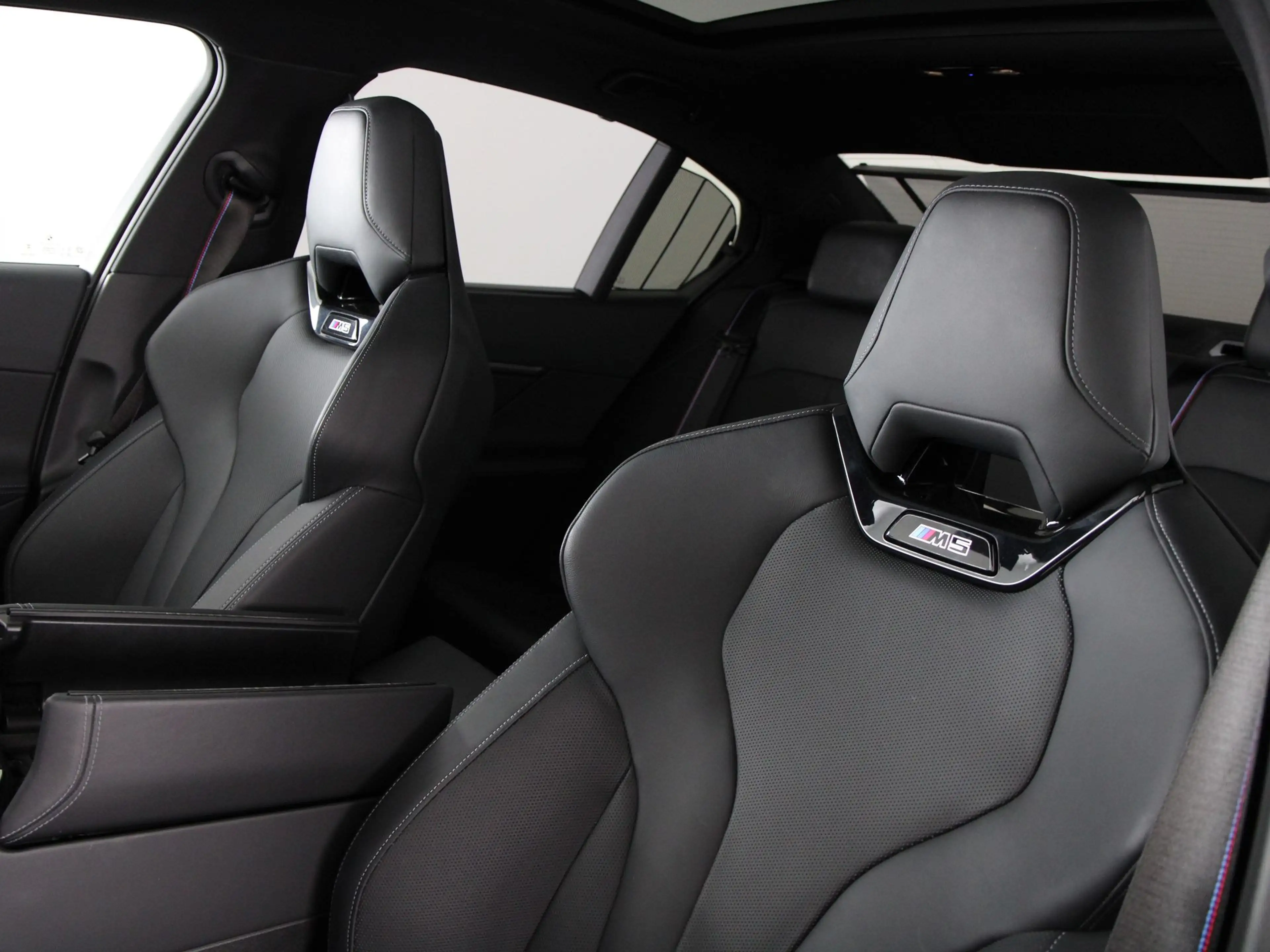 BMW M5 Sedan — photo 6