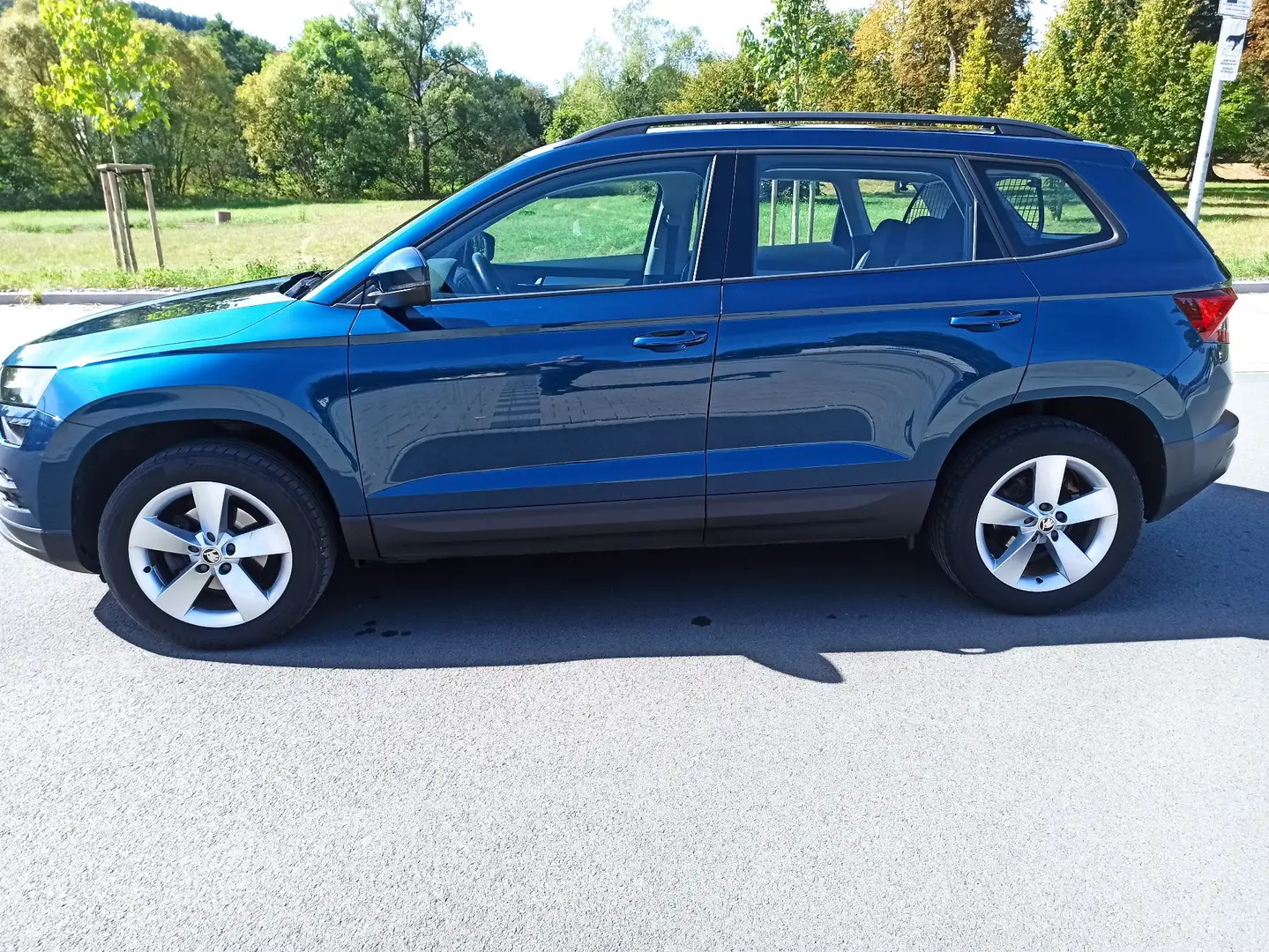 Skoda Karoq 1,0 TSI Ambition Klima SHZG PDC Bluetooth 17" ALU Blau - 1
