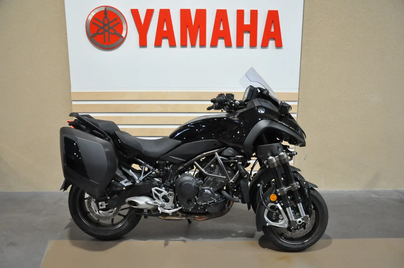 Yamaha Niken Schwarz - 1