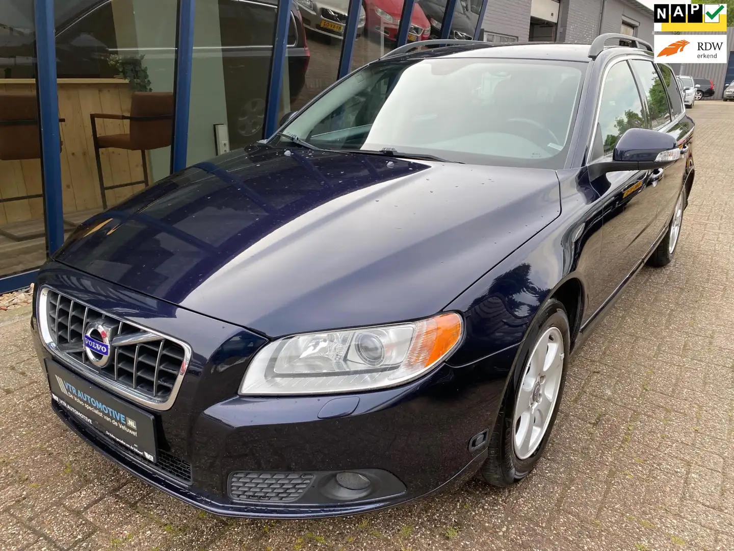Volvo V70 2.5FT Momentum 230PK H.LEER / ECC / PDC / TREKHAAK Bleu - 1