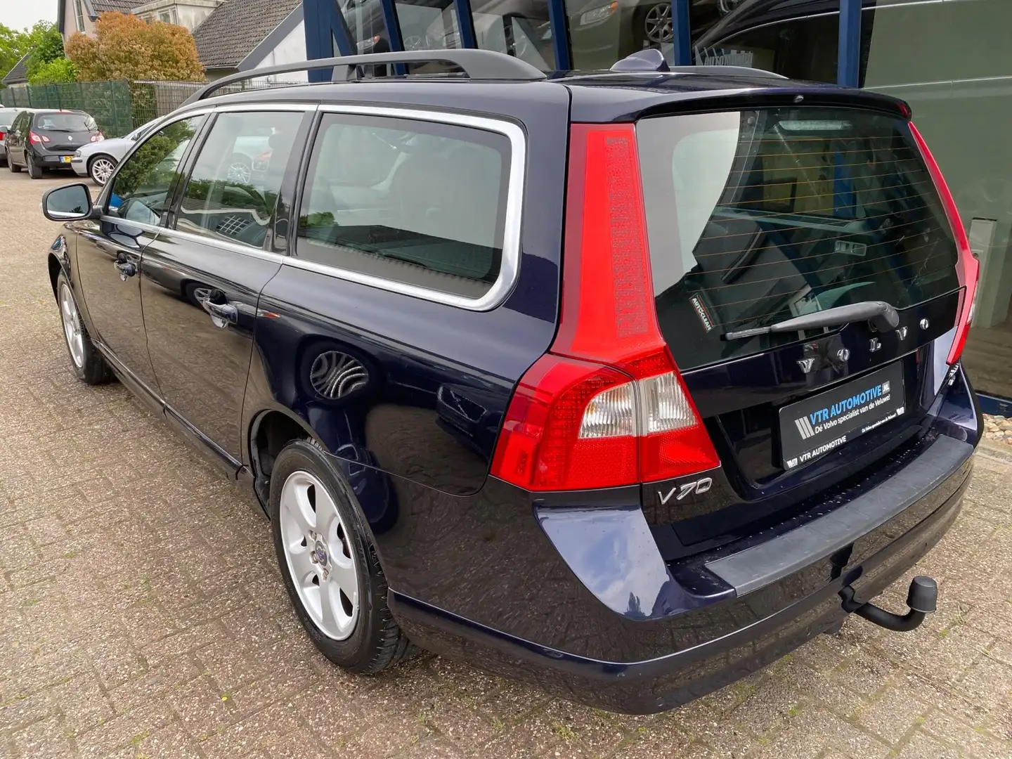 Volvo V70 2.5FT Momentum 230PK H.LEER / ECC / PDC / TREKHAAK Bleu - 2