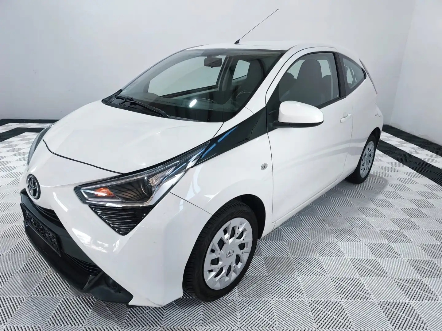 Toyota Aygo (X) 1,0 x-play connect°Automatik°1 Hand Білий - 1