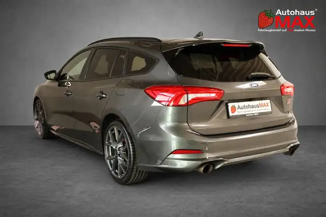 Ford Focus view 3