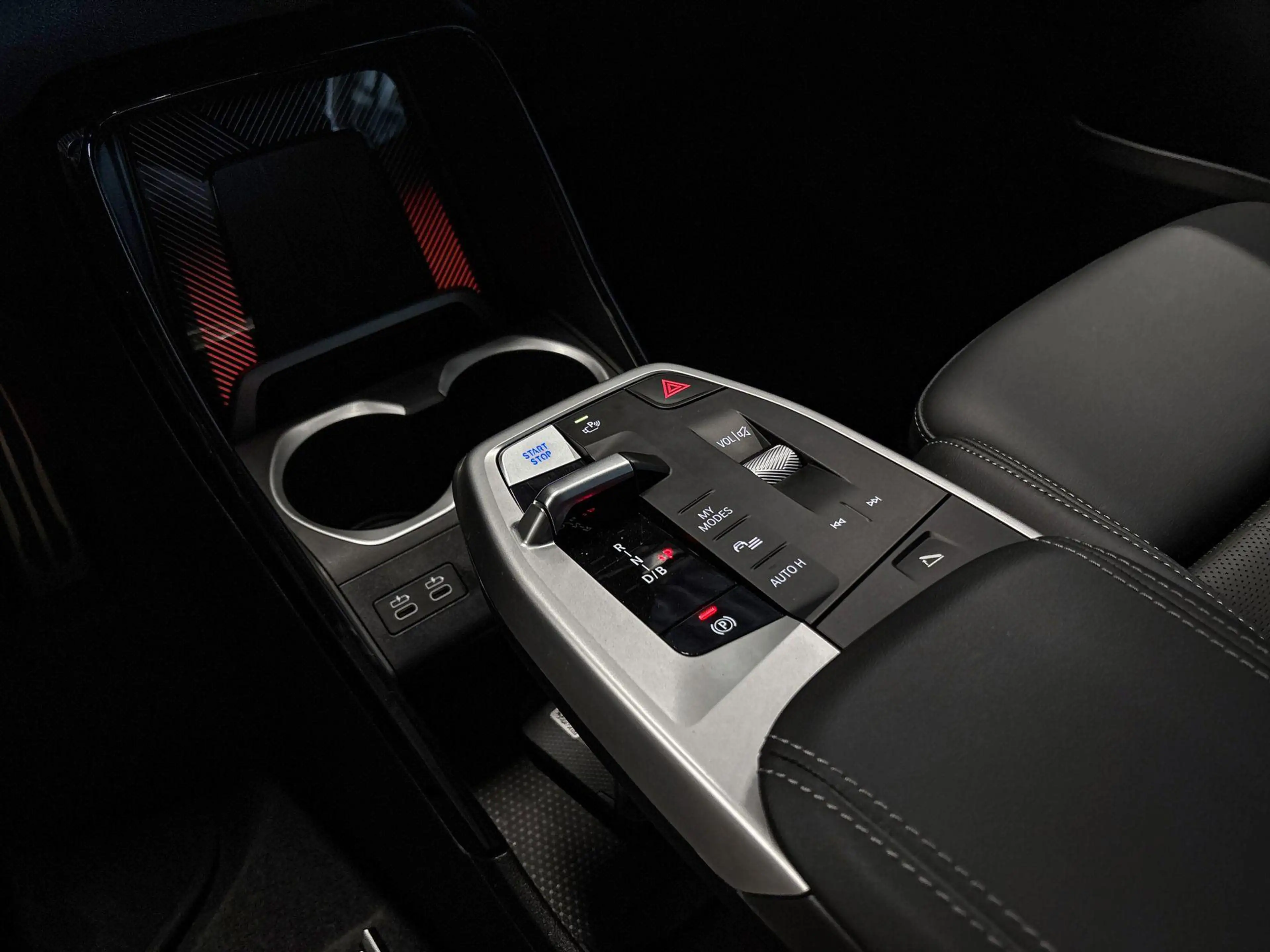 BMW iX1 eDrive20 67 kWh M Sport Edition — photo 14