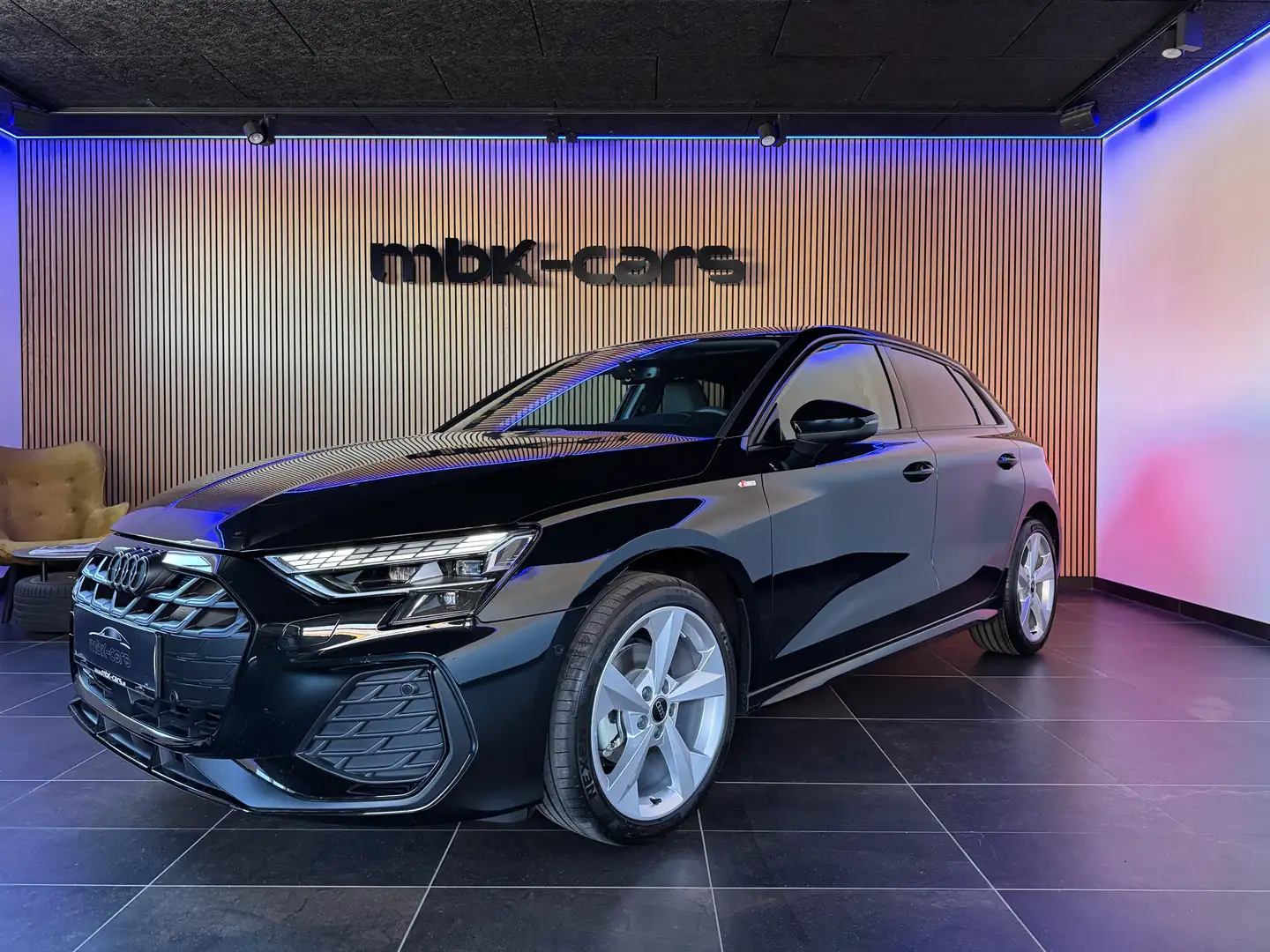 Audi A3 30TFSI S line Schwarz - 2