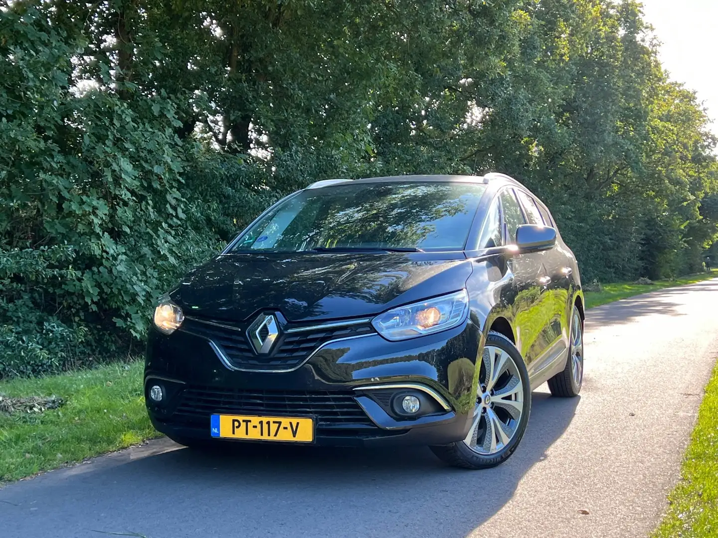 Renault Grand Scenic 1.5 dCi Intens Hybrid Assist 7p. Airco Zwart - 1