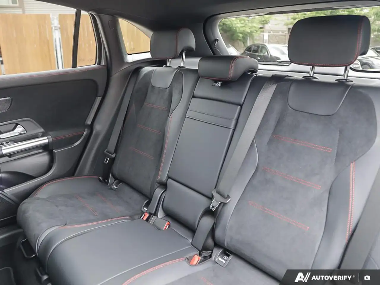 Mercedes-Benz GLA снимка Mercedes-Benz GLA