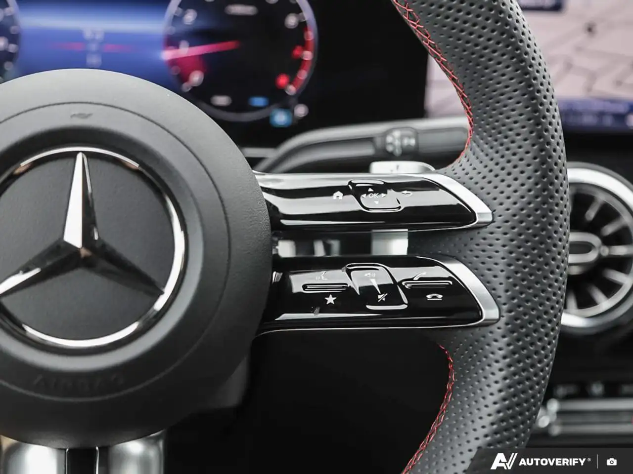 Mercedes-Benz GLA снимка Mercedes-Benz GLA
