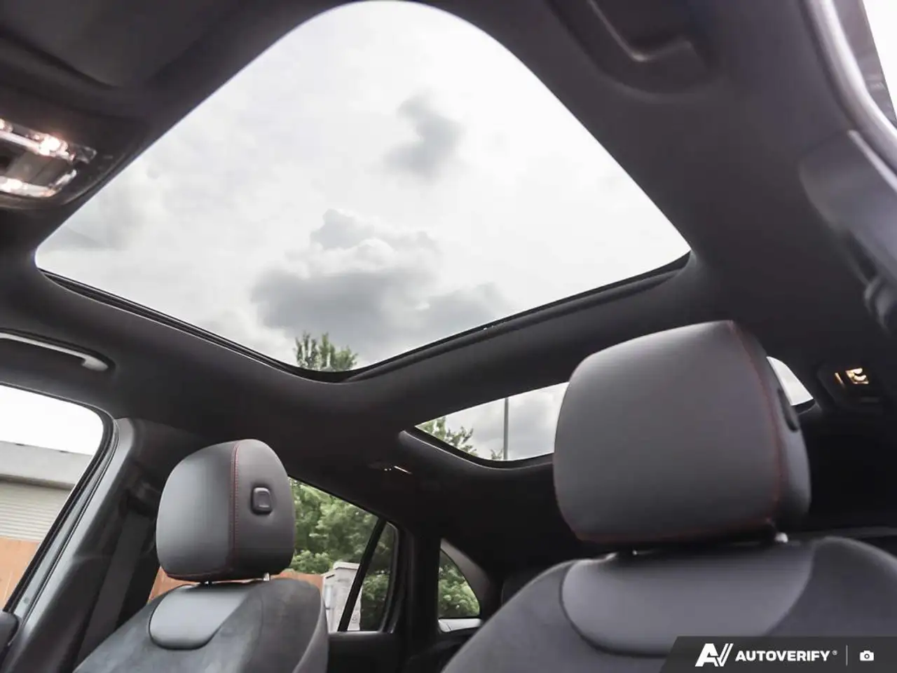 Mercedes-Benz GLA снимка Mercedes-Benz GLA