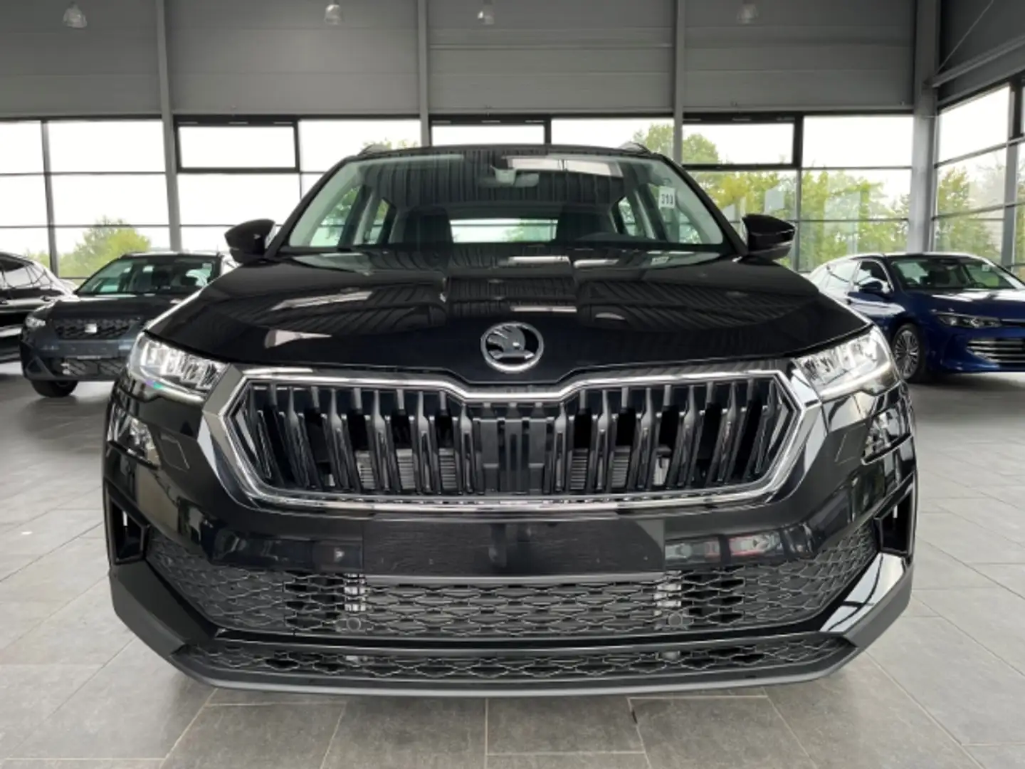 Skoda Karoq 1.5 TSI Navi LED ACC Kamera Winterpaket digitales Černá - 2