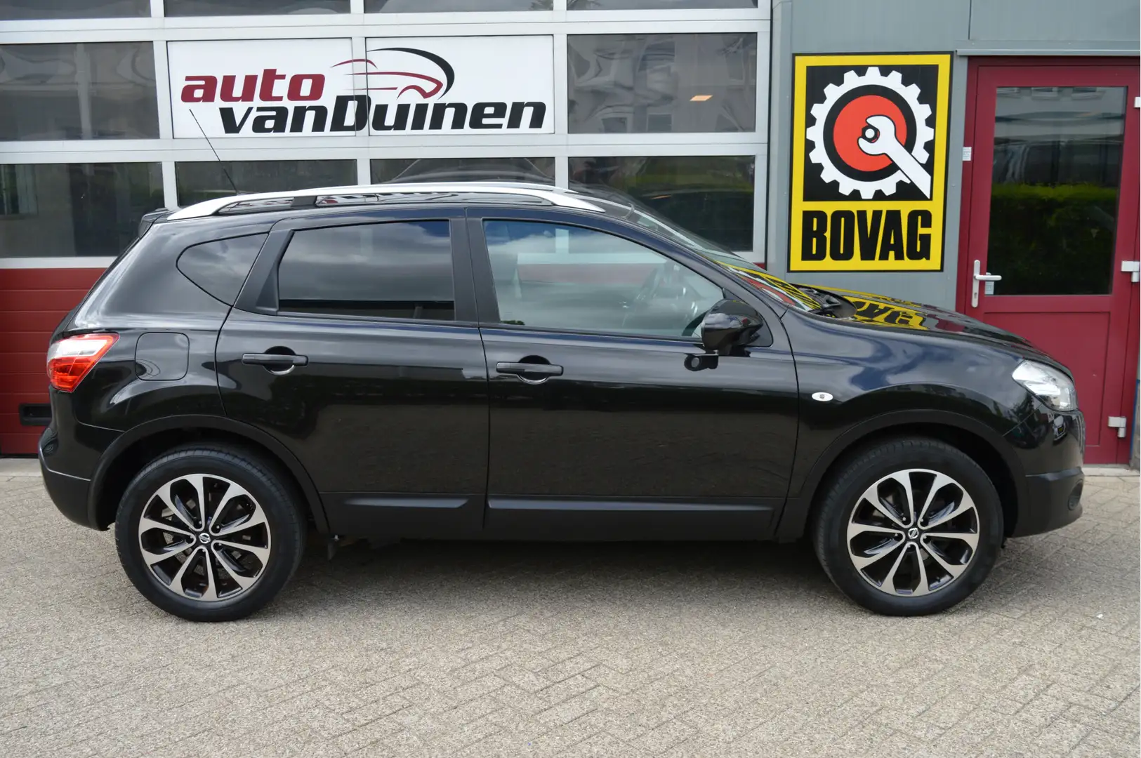 Nissan Qashqai 1.6 Connect Edition O.a: Trekhaak, Pano dak, 18 in Zwart - 2