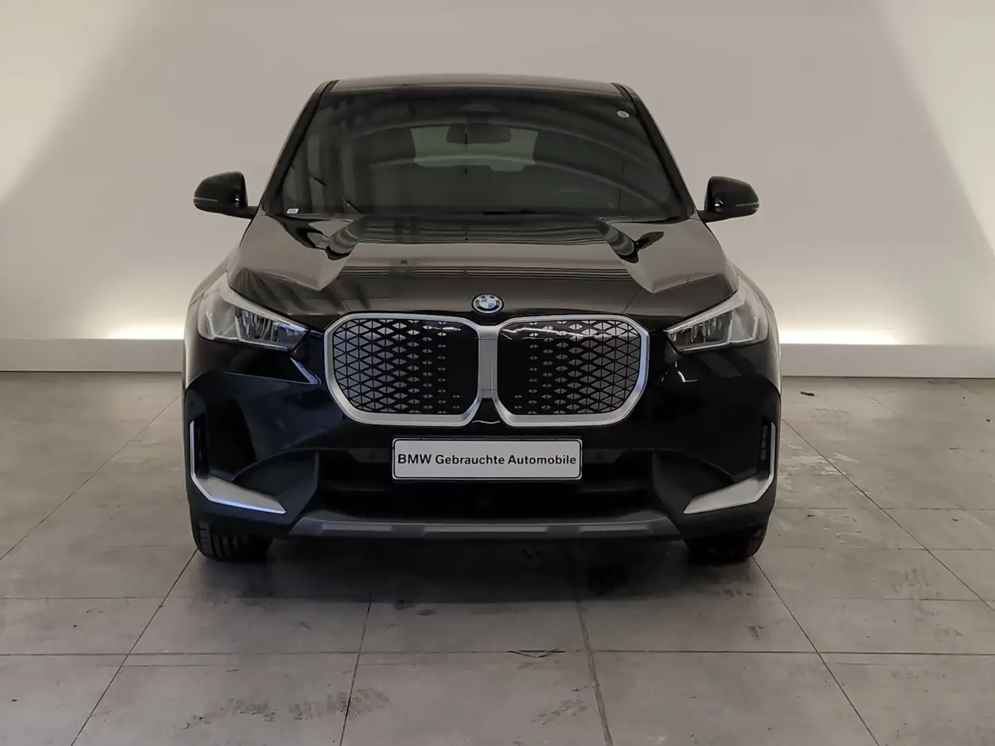 BMW iX1 xDrive30 Navi/LED/RFK/Apple/StandHz/PaAs/DAB Navi/ Schwarz - 2