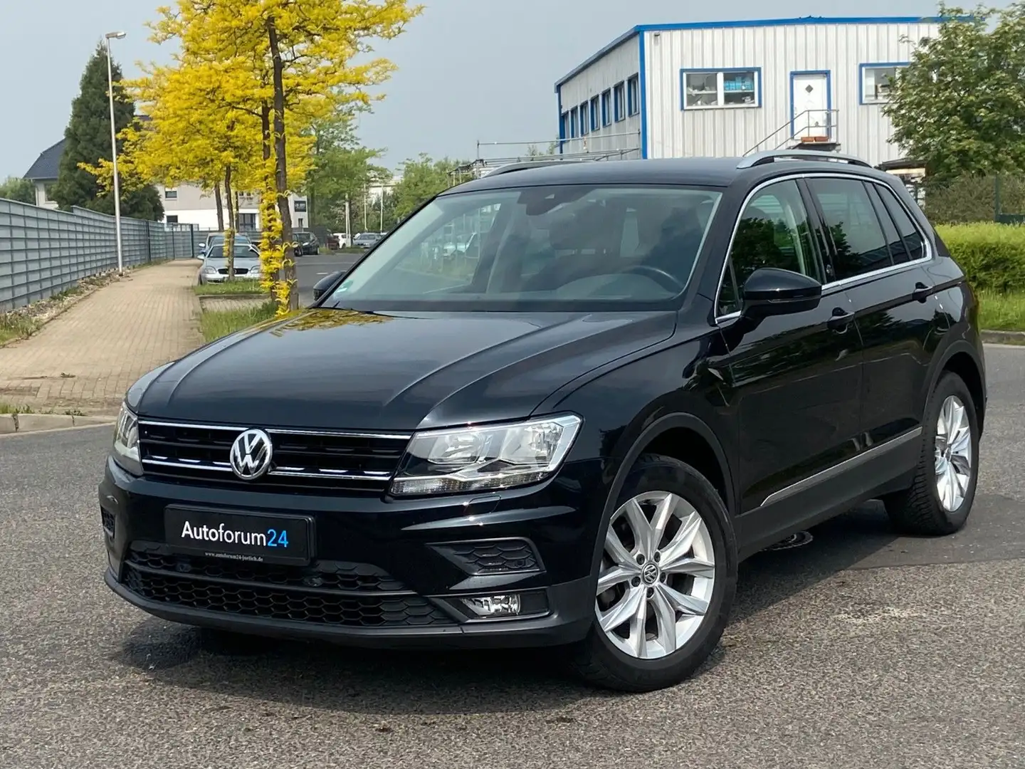 Volkswagen Tiguan Sound BMT/Start-Stopp*1.Hand*Navi*SHZ*PDC Schwarz - 1