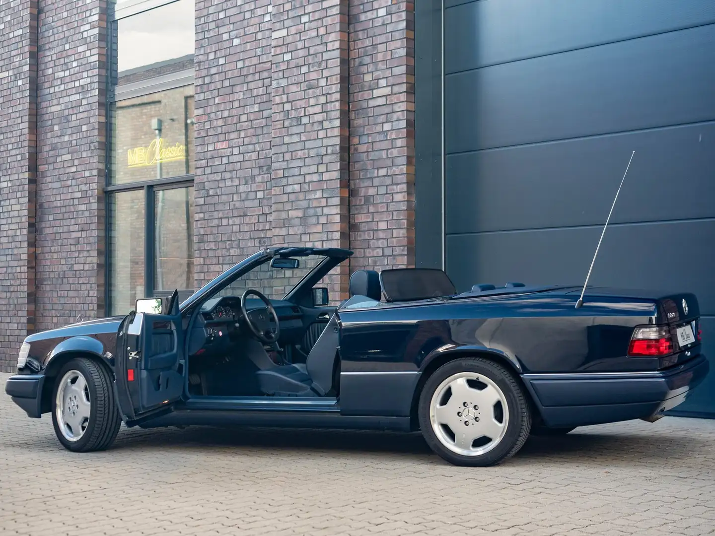 Mercedes-Benz E 220 A124, Sportline, volle Historie, Autm., Scheckheft Blau - 1