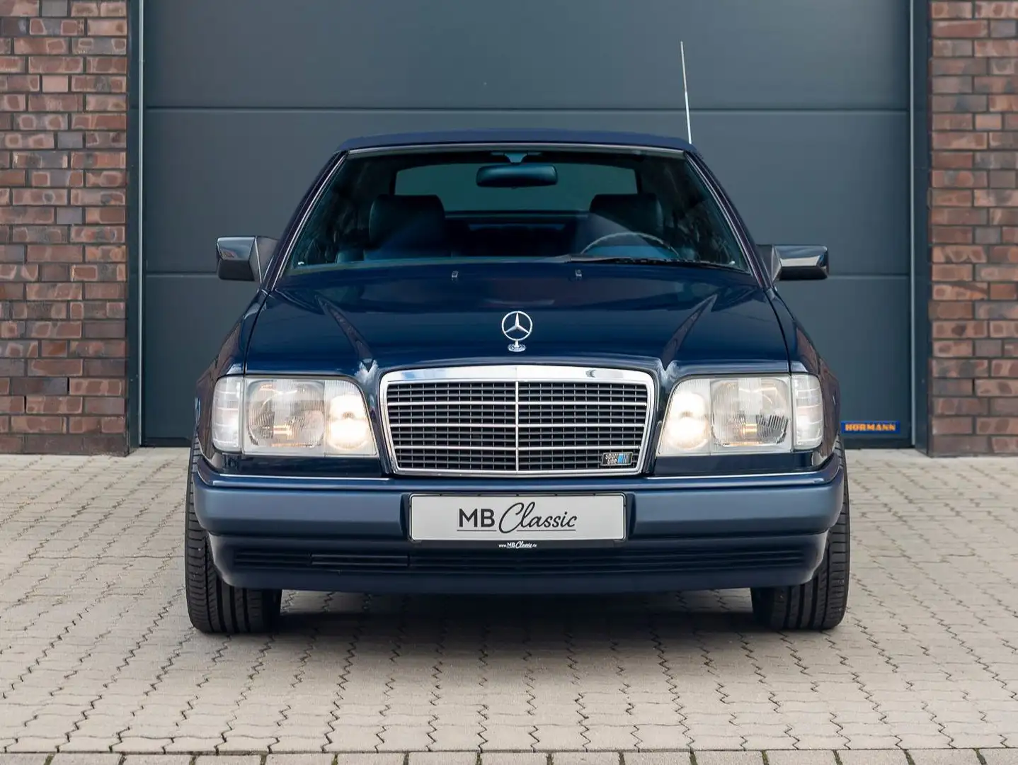 Mercedes-Benz E 220 A124, Sportline, volle Historie, Autm., Scheckheft Blau - 2