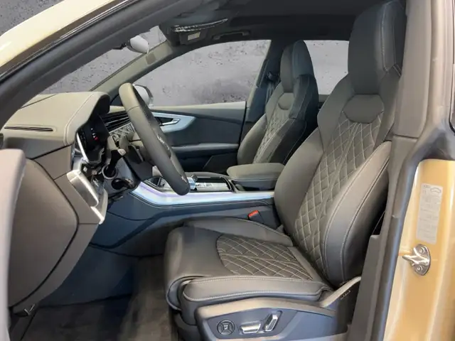 Audi Q8 view 8