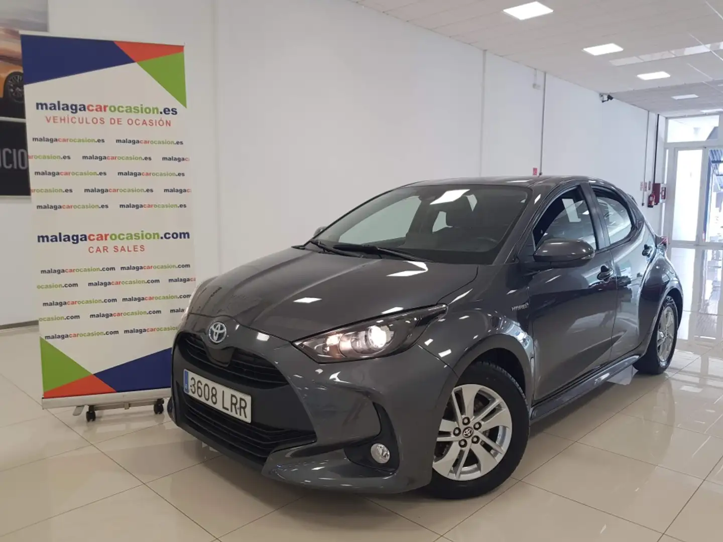 Toyota Yaris 120H 1.5 Active Tech Gris - 2