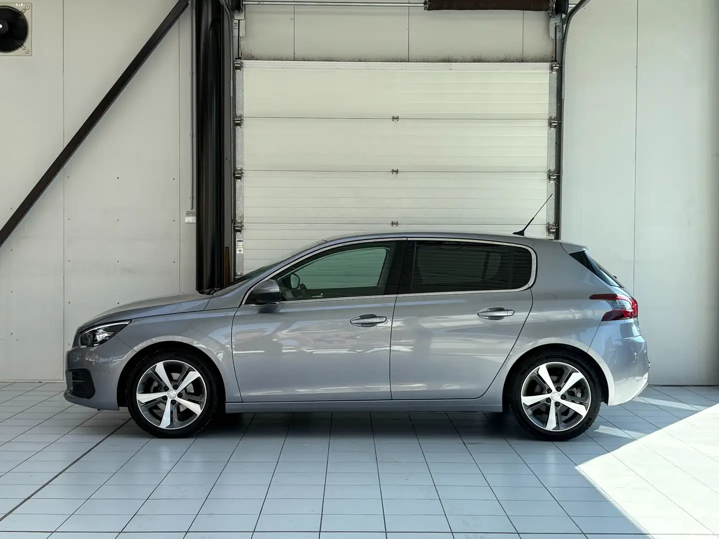 Peugeot 308 308 1.2i *GPS * CUIR * PDC * CARPLAY * CARNET * Gris - 2