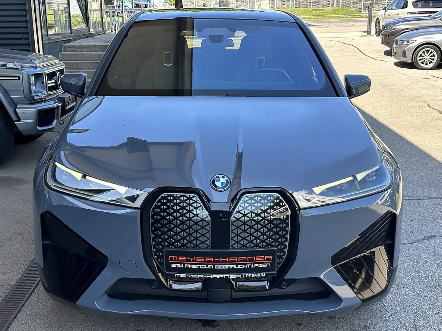 BMW iX xDrive50 M-Paket Grau - 2