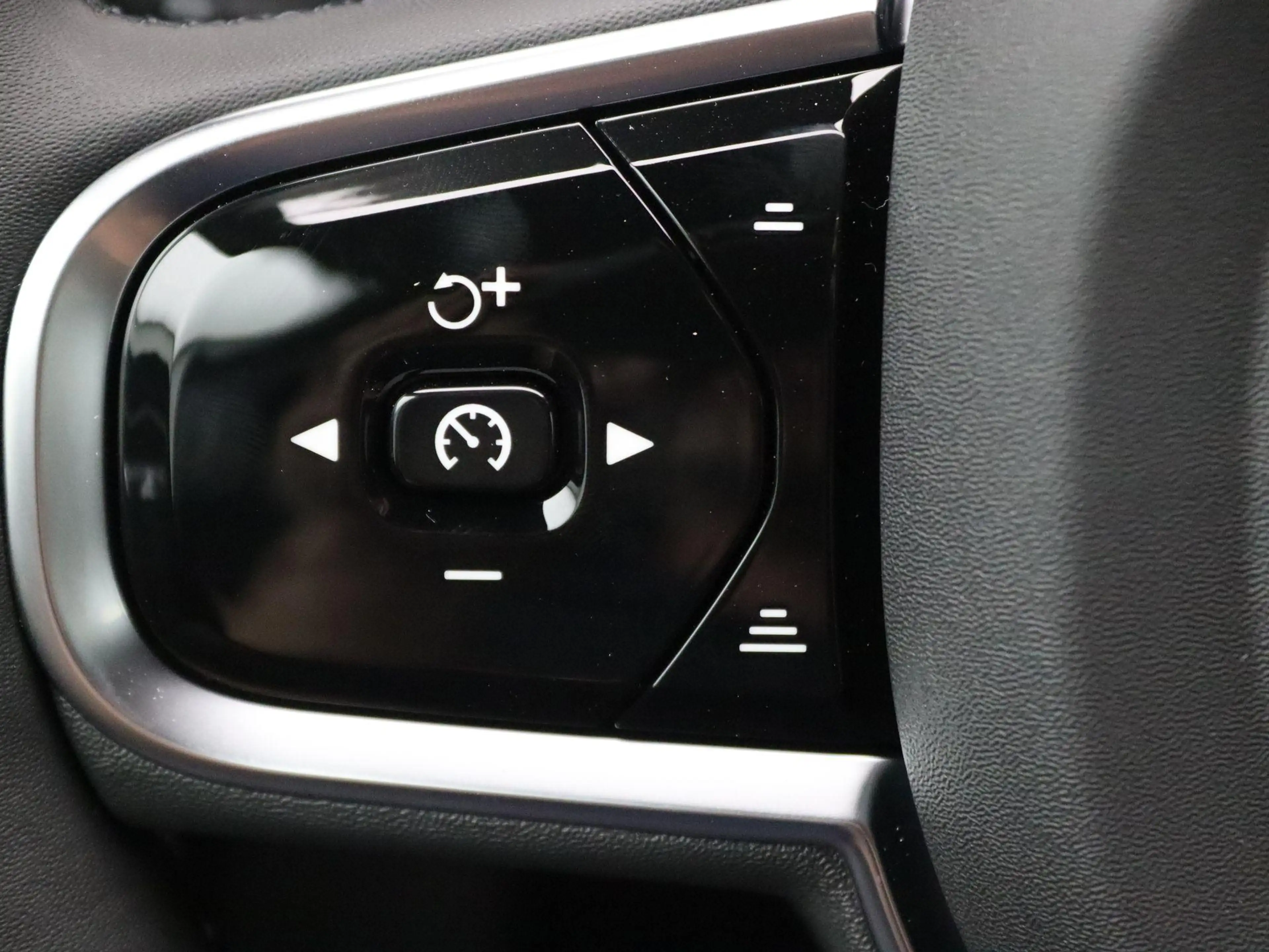 Volvo XC60 2.0 T6 Plug-in hybrid AWD Plus Dark 355PK Aut. Pan — photo 22