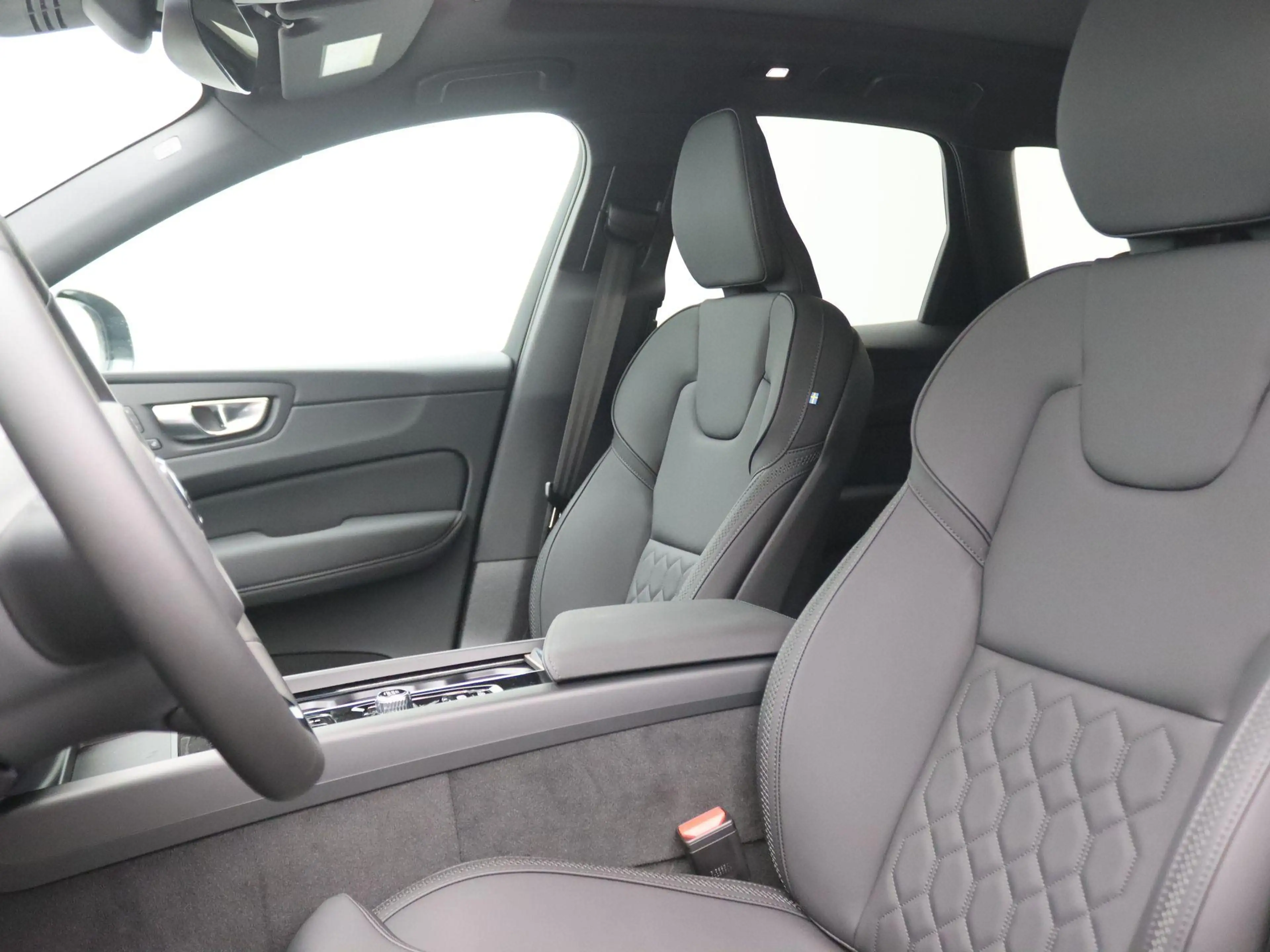 Volvo XC60 2.0 T6 Plug-in hybrid AWD Plus Dark 355PK Aut. Pan — photo 5