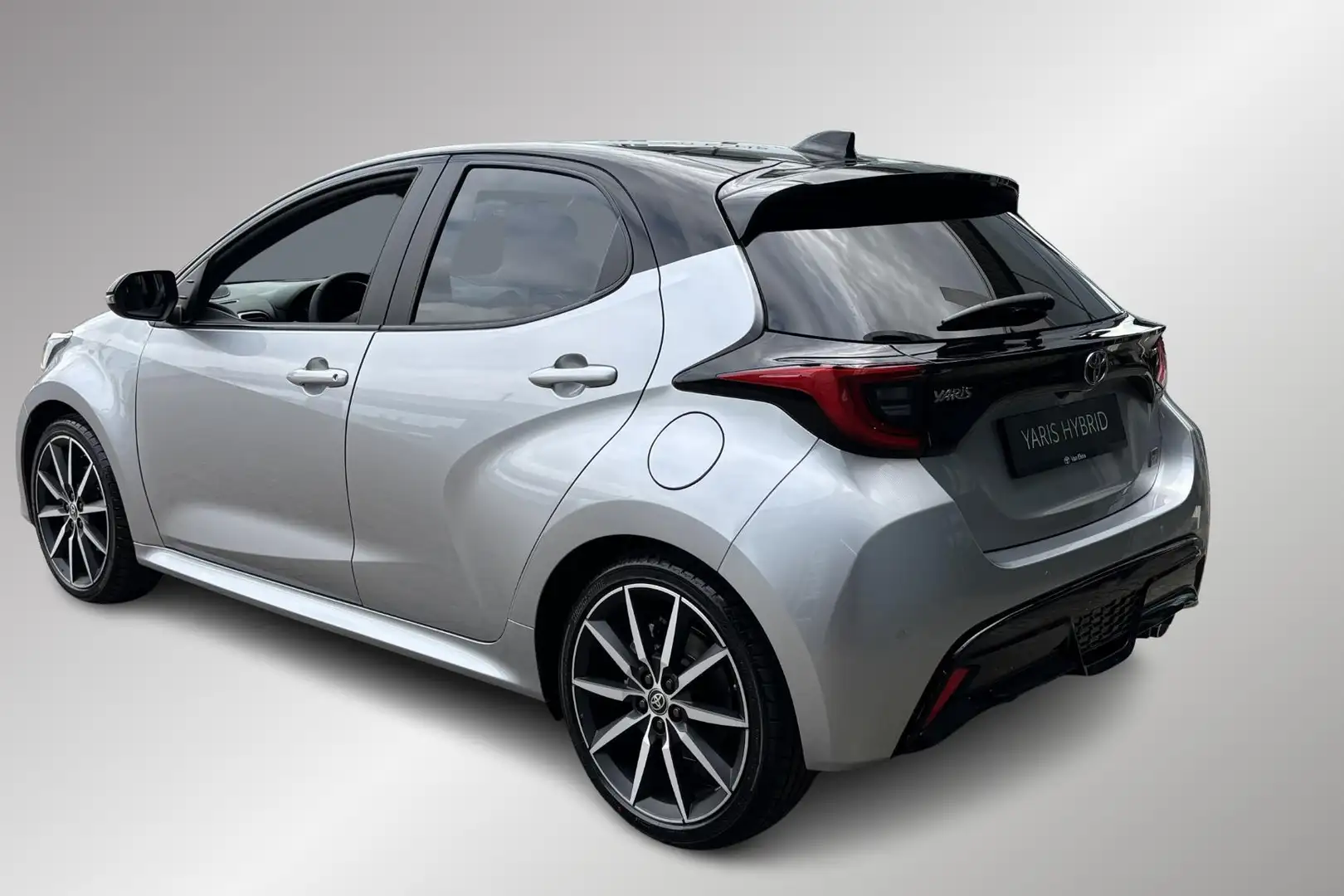 Toyota Yaris 1.5 Hybrid 130 GR Sport + Pack, Panoramadak, BSM + Zilver - 2