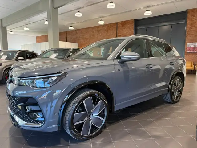 Volkswagen Tiguan view 3