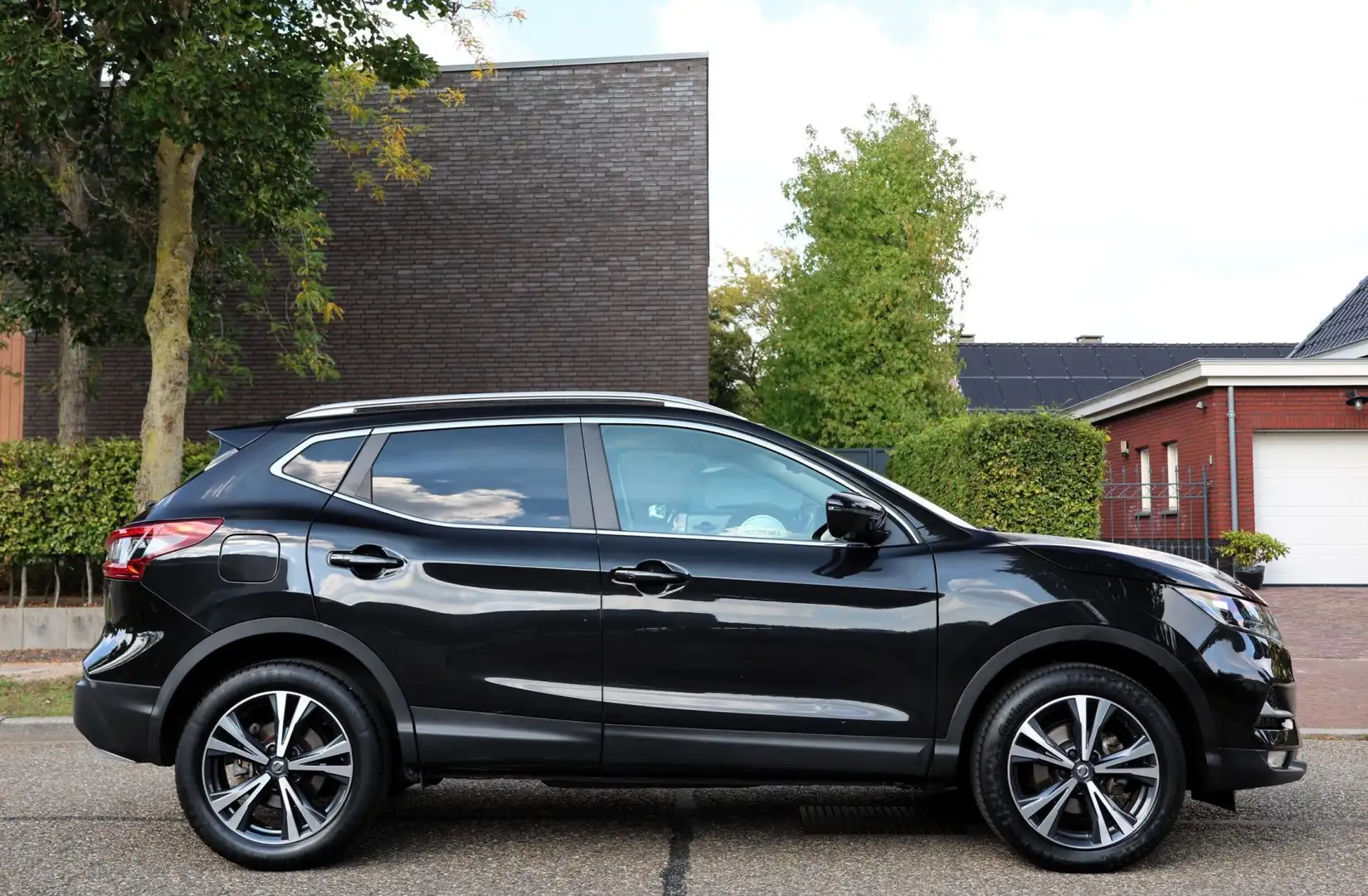 Nissan Qashqai 1.2 N-Connecta | PANO | NAVI | CLIMA | CRUISE | CA Zwart - 2