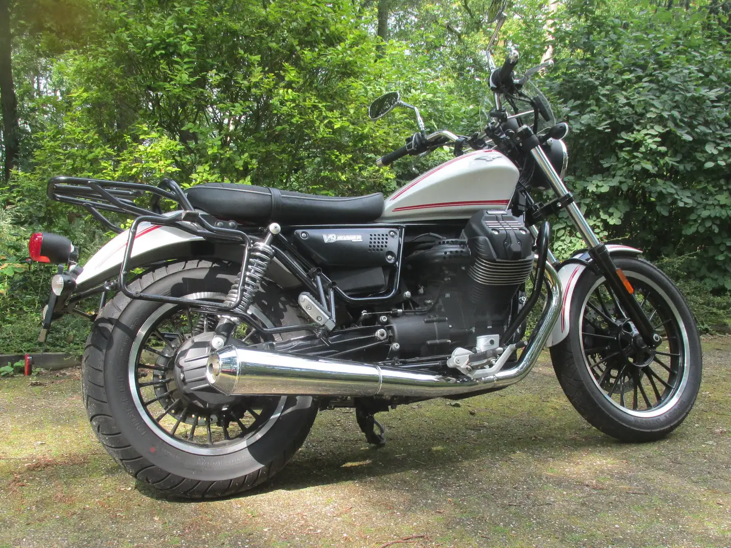 Moto Guzzi V 9 Roamer Alb - 1