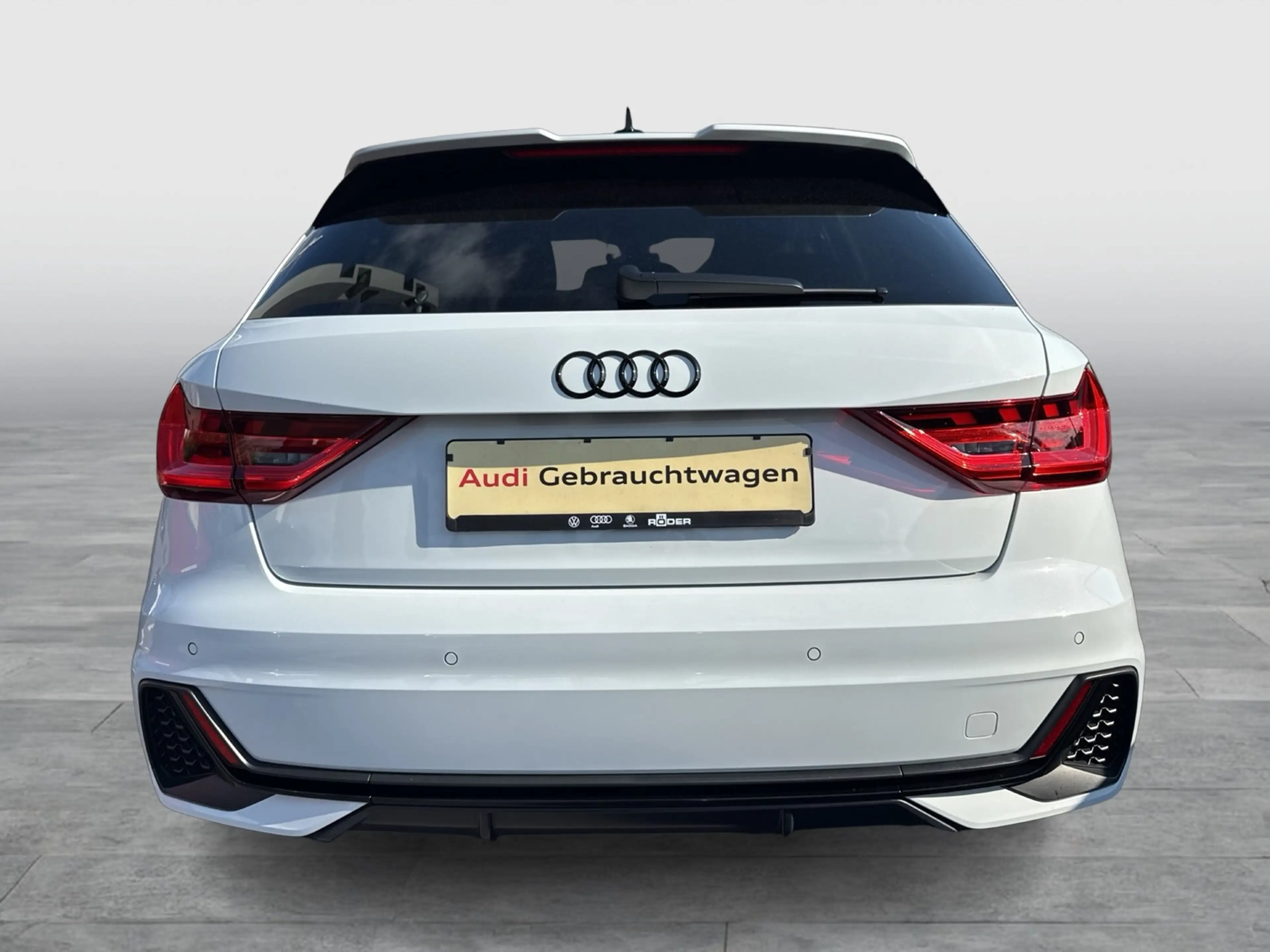 Audi A1 Sportback 25 TFSI S line — photo 2
