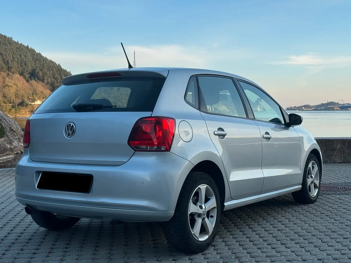 Volkswagen Santana Polo 5p 1.6 tdi Highline 90cv dsg srebrna - 1