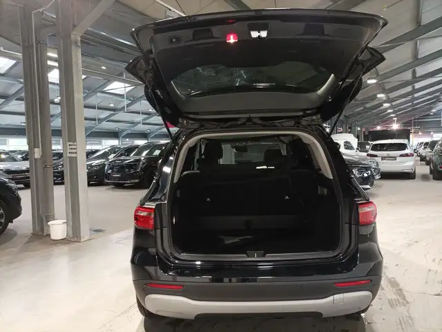 Mercedes-Benz GLB view 6
