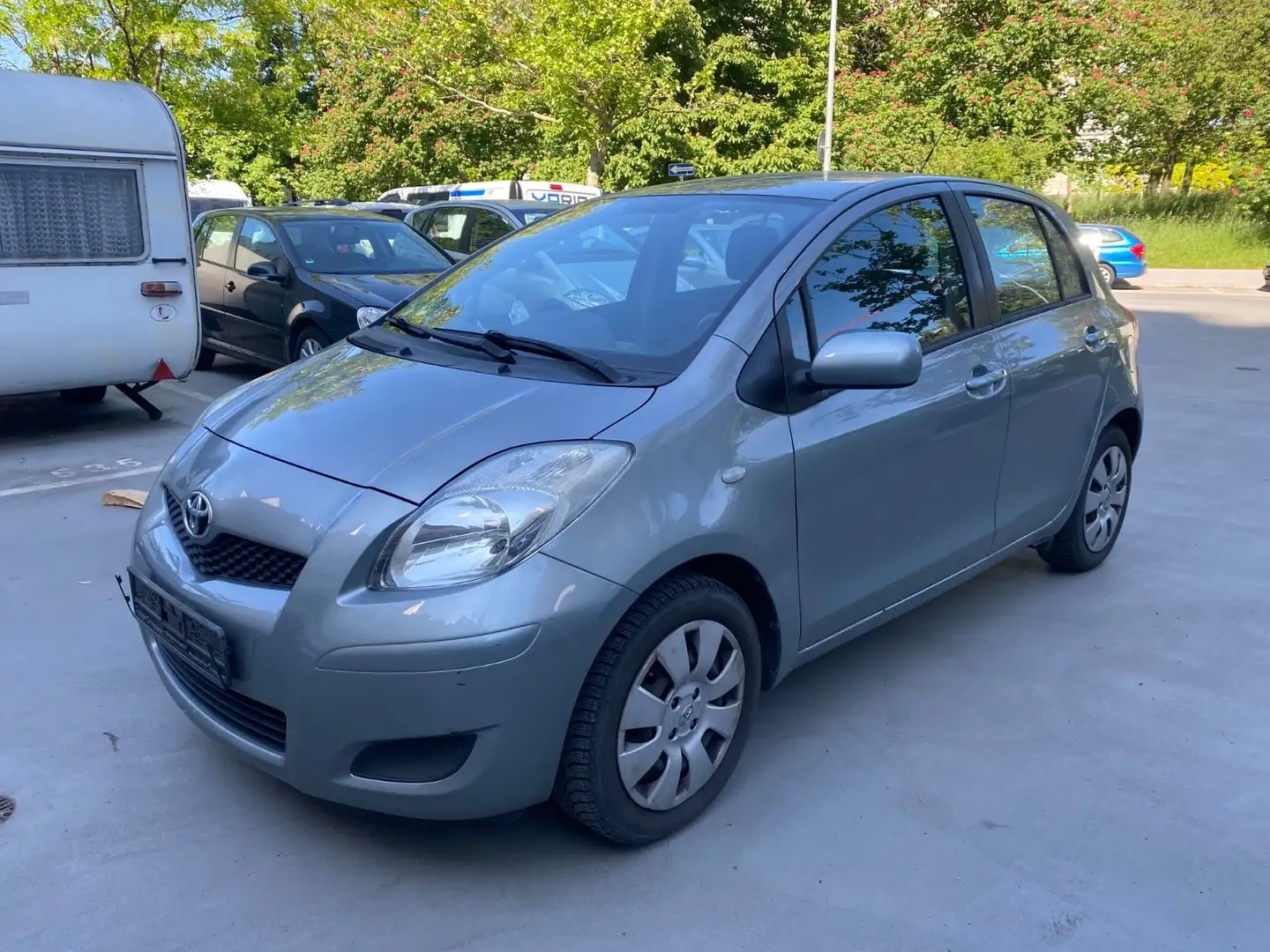 Toyota Yaris 1,0 Klima Euro 4 tel. 01708044052 Grau - 2