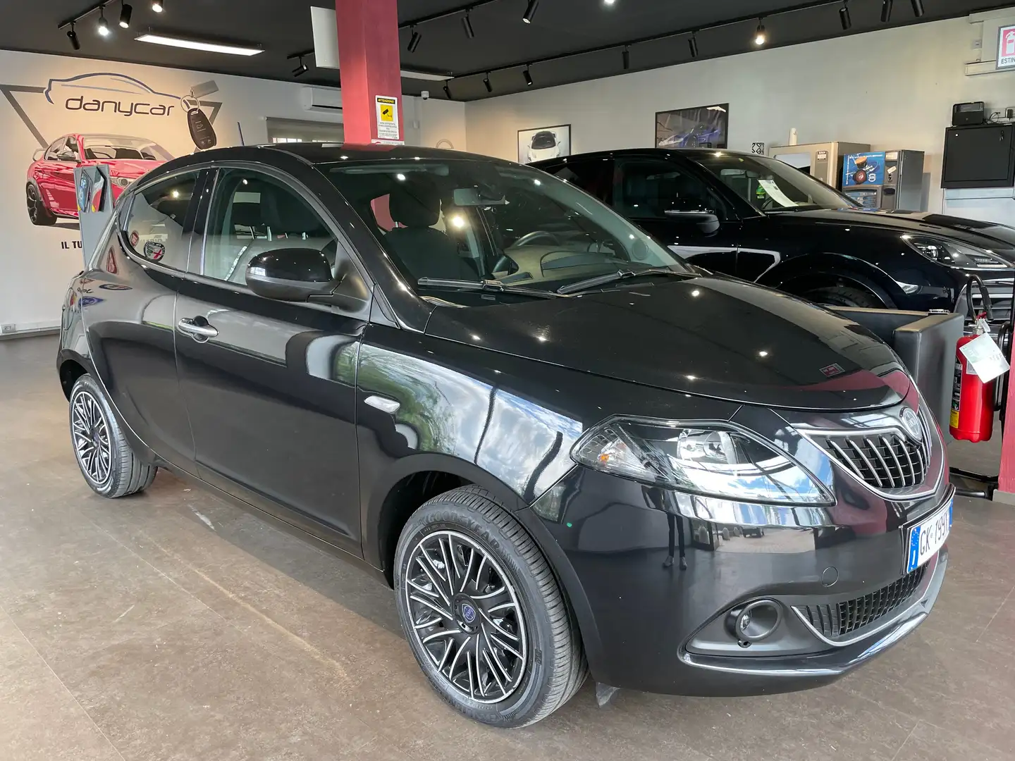 Lancia Ypsilon Ypsilon 1.0 firefly hybrid Gold s Zwart - 1