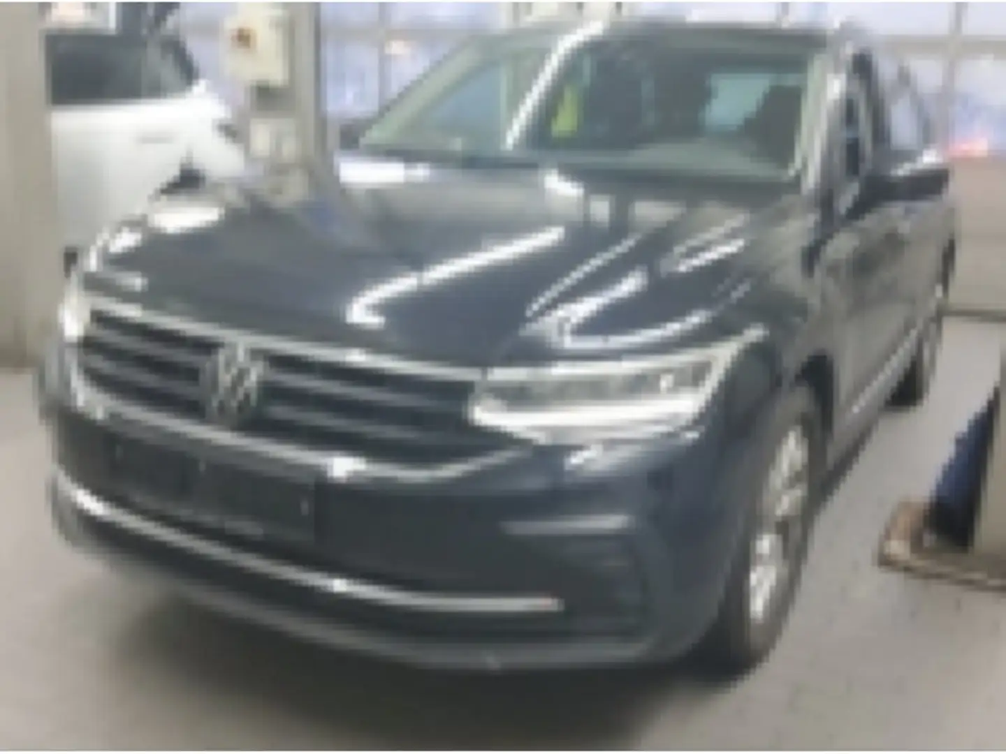 Volkswagen Tiguan 1.5 TSI Active Navi LED DAB+ FrontAssist Schwarz - 2