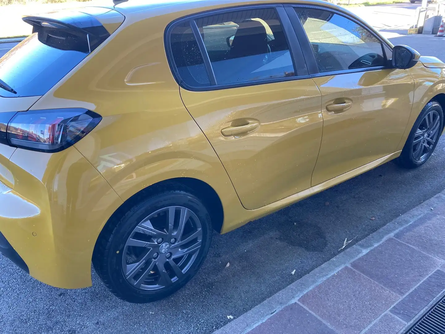 Peugeot 208 208 1.2 puretech Active s Giallo - 1