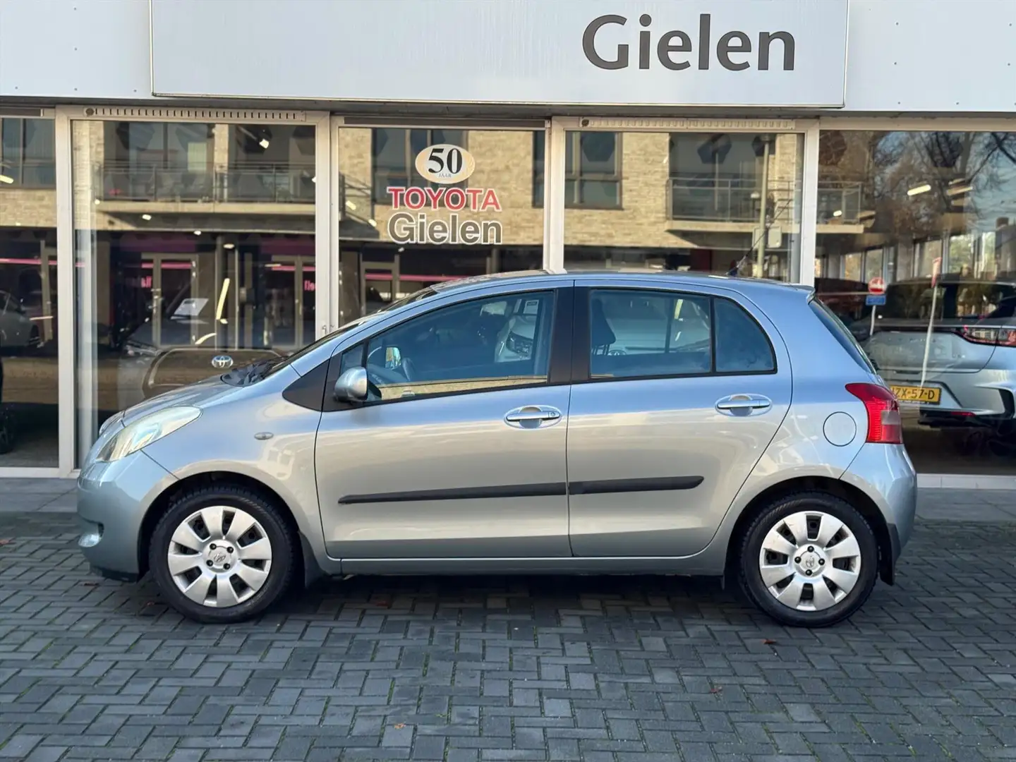 Toyota Yaris 1.3 VVT-I 5DR Automaat Sol | Eerste eigenaar, Trek Gris - 2